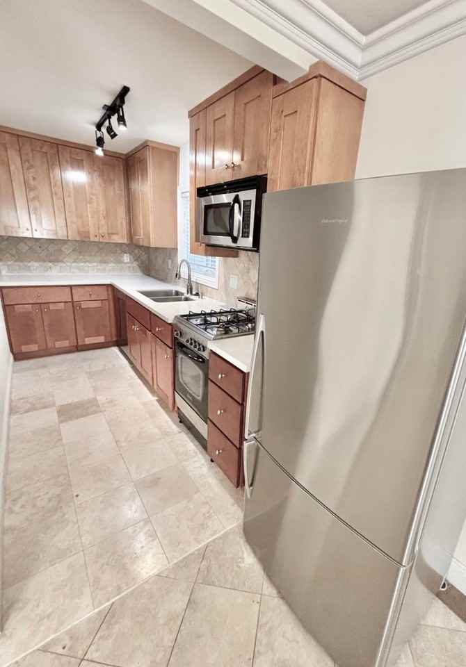 208 Seaview St - Photo 2 of 21