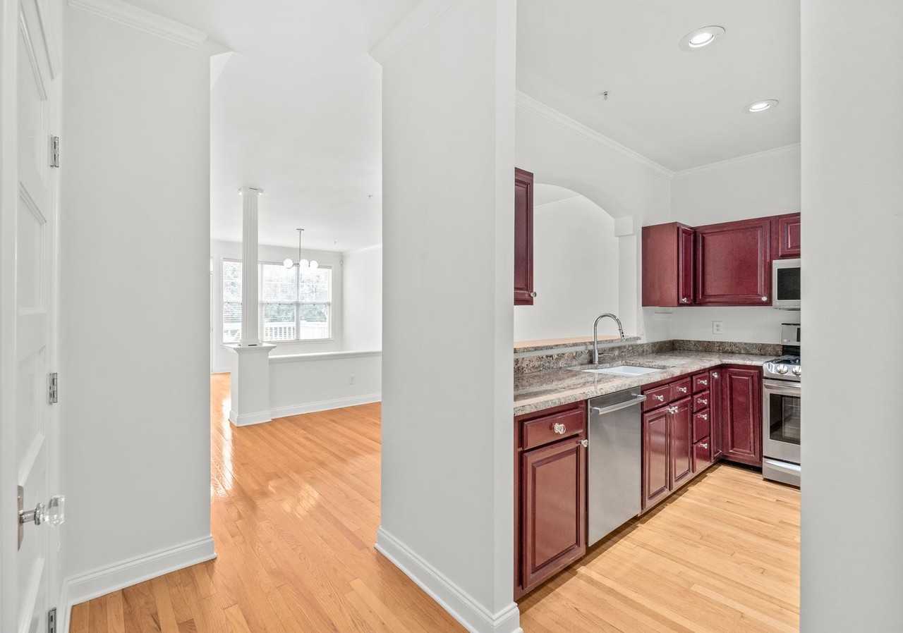 821 W 4th St - Photo 4 of 31