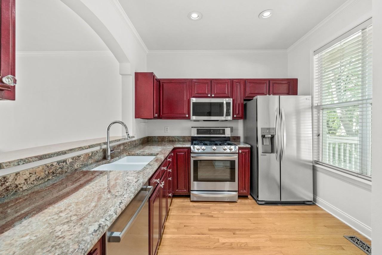 821 W 4th St - Photo 5 of 31