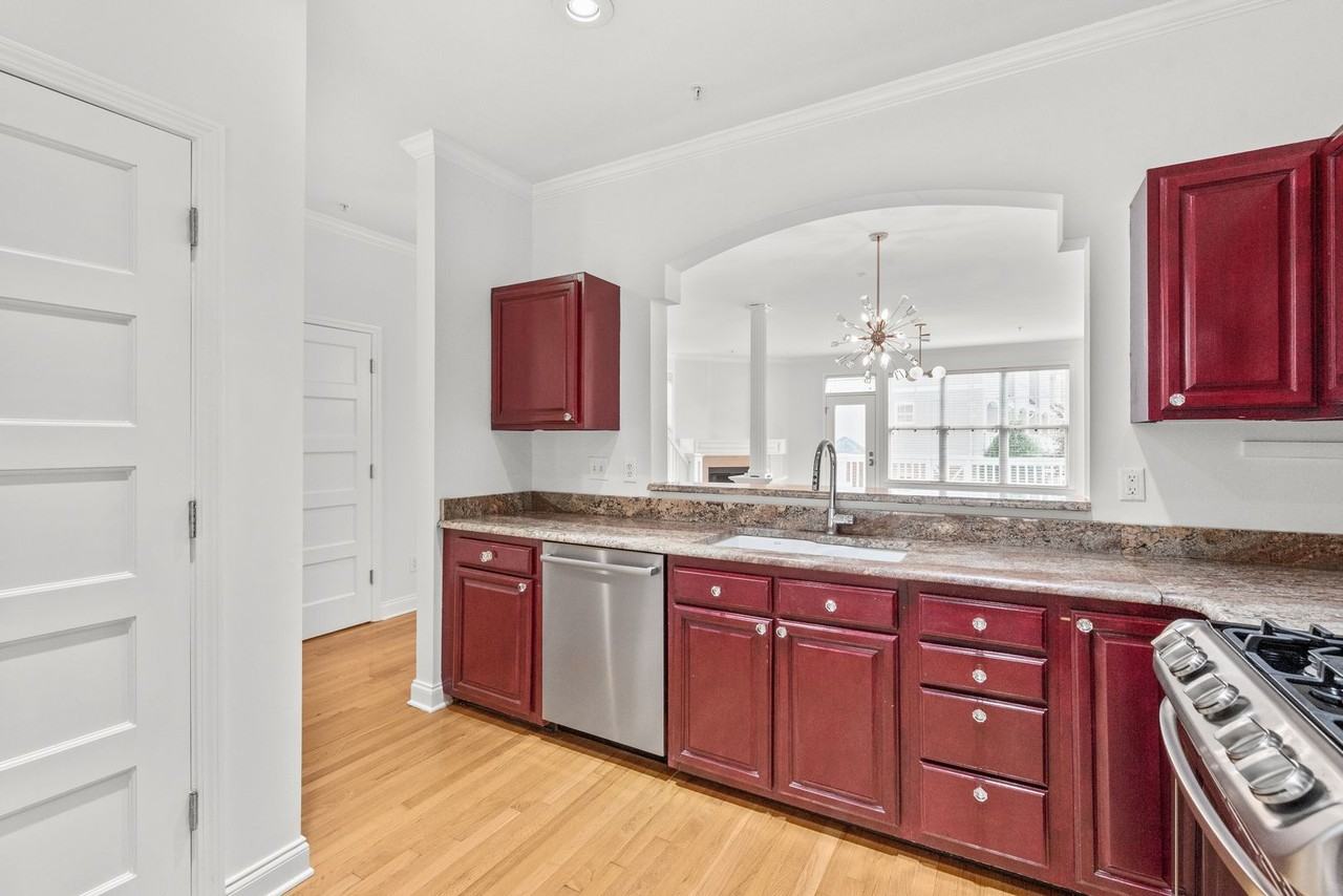 821 W 4th St - Photo 6 of 31
