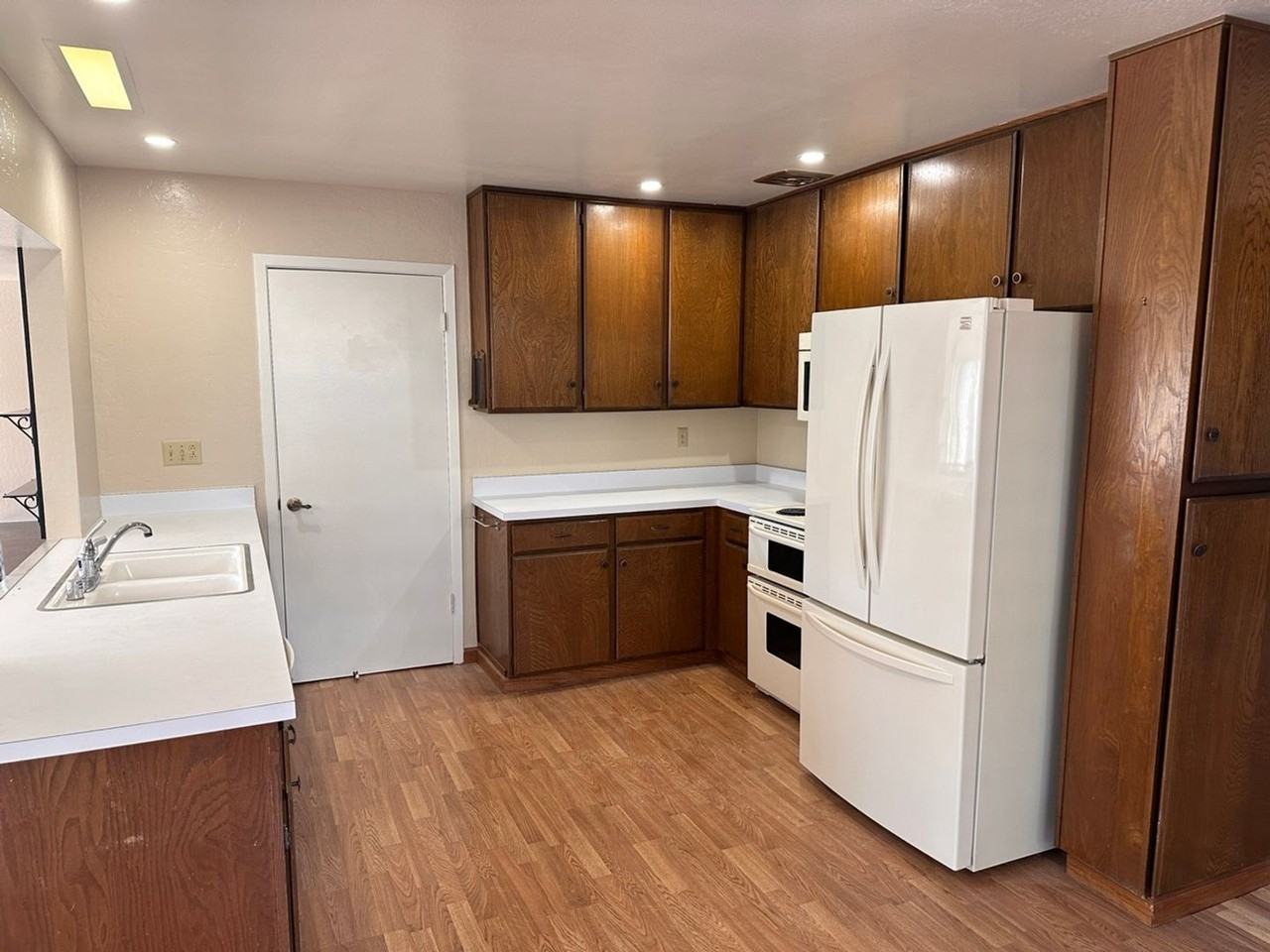 361 Manila Dr - Photo 3 of 14