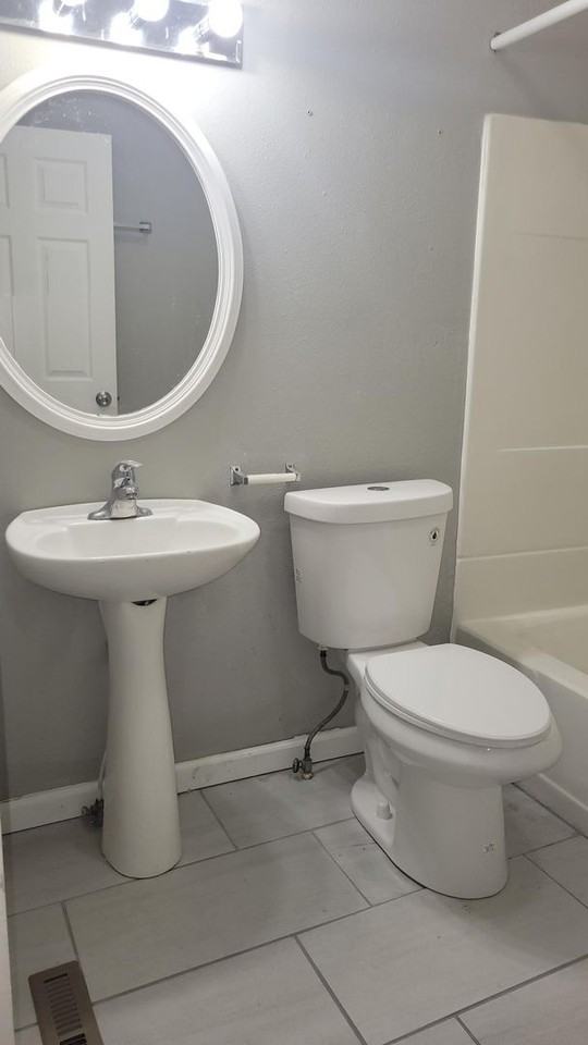 102 W Washington St - Photo 5 of 11