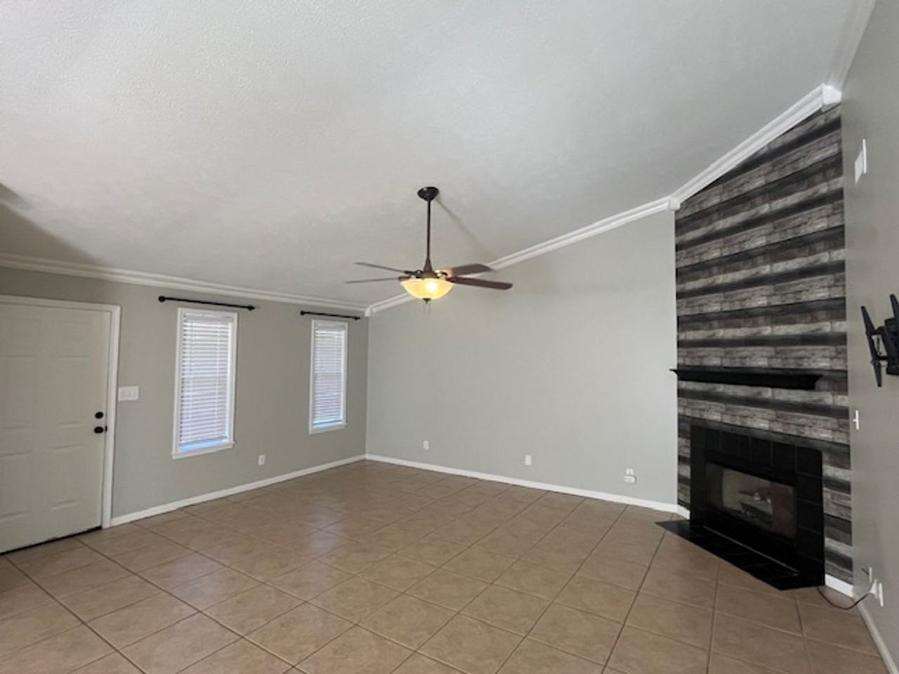 2536 Alpine St - Photo 4 of 23