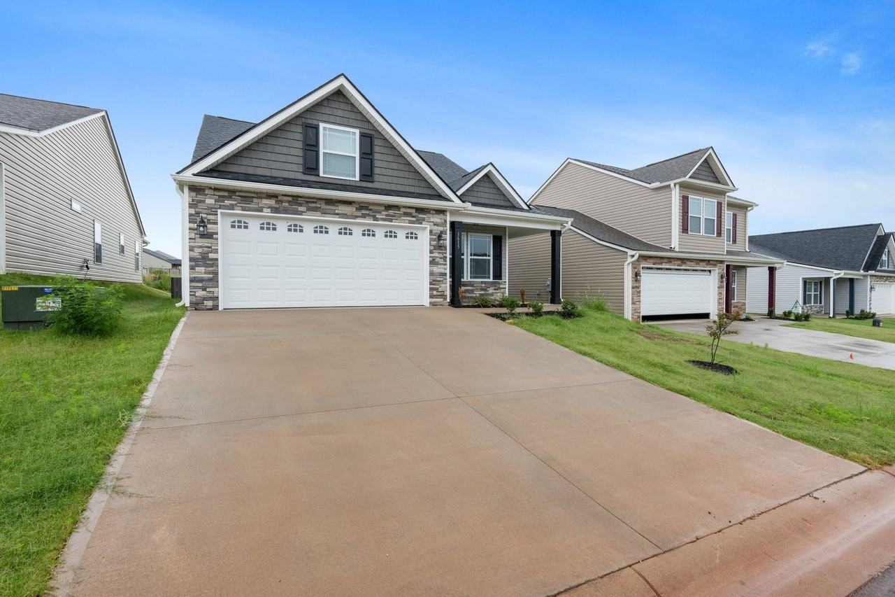 1615 Brookcroft Dr - Photo 3 of 28