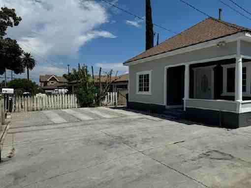 1091 W 7th St - Photo 2 of 15