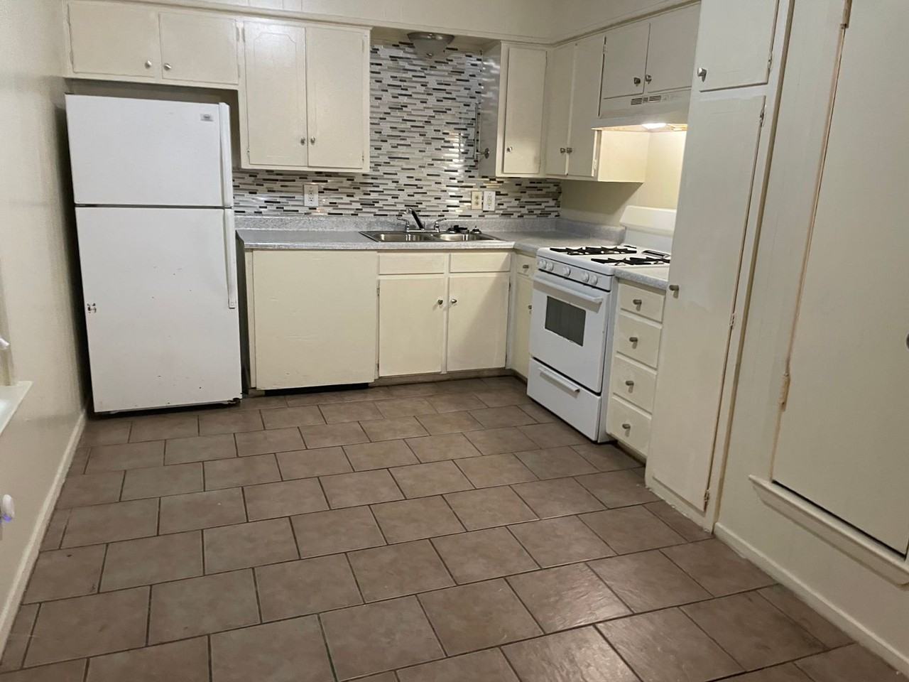 2415-2417 Charlotte St - Photo 2 of 7