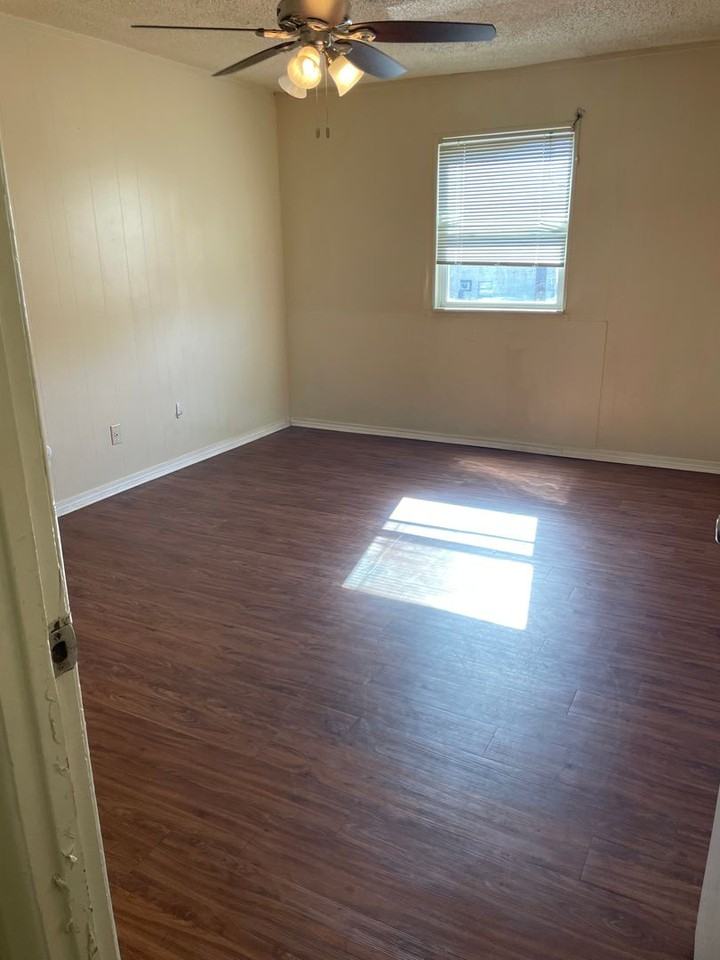 2415-2417 Charlotte St - Photo 5 of 7