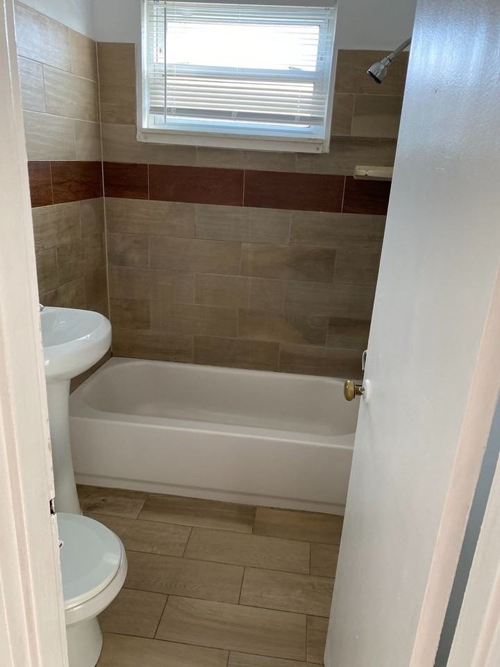 1837 N Dinwiddie St - Photo 2 of 12