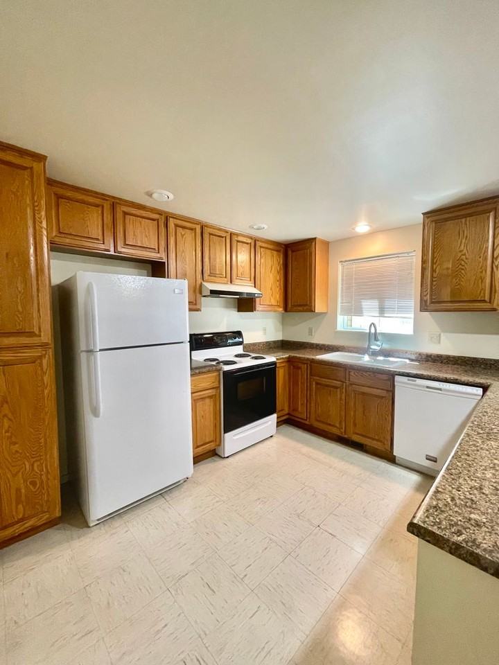 004-4t - 1046-1056 E Main - Photo 2 of 17