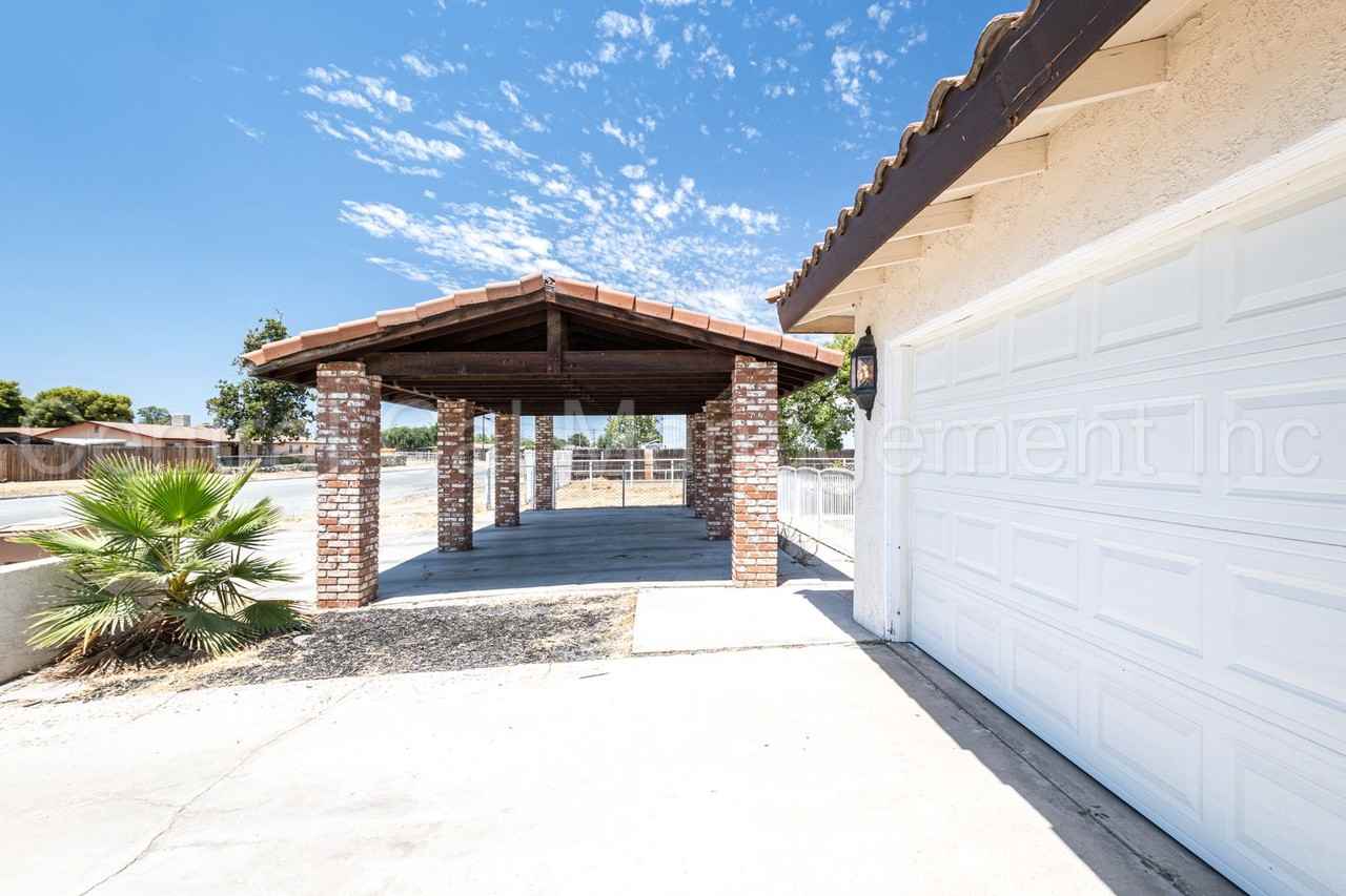 10428 Enger St - Photo 2 of 32