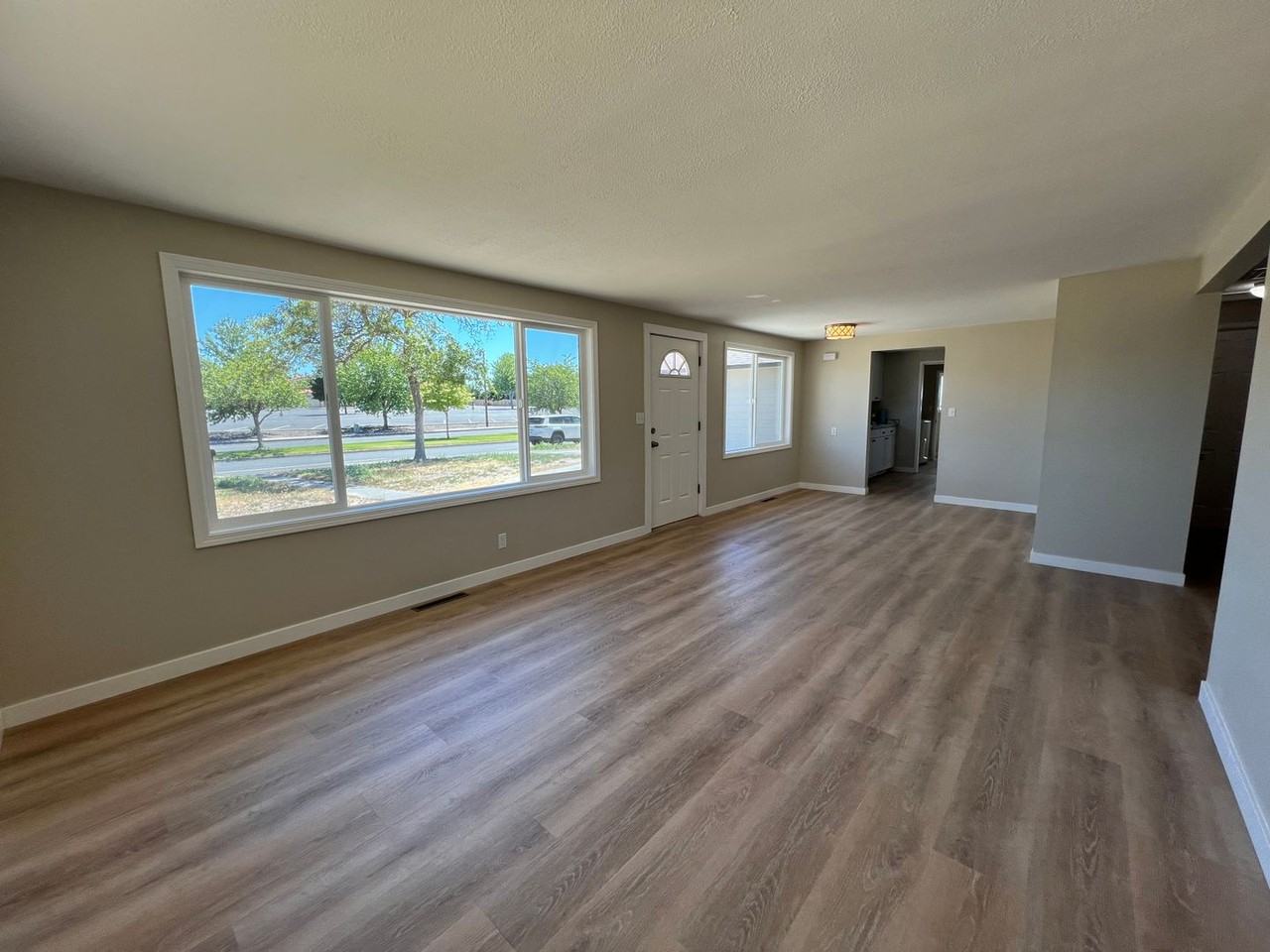 324 N Central Dr - Photo 4 of 21