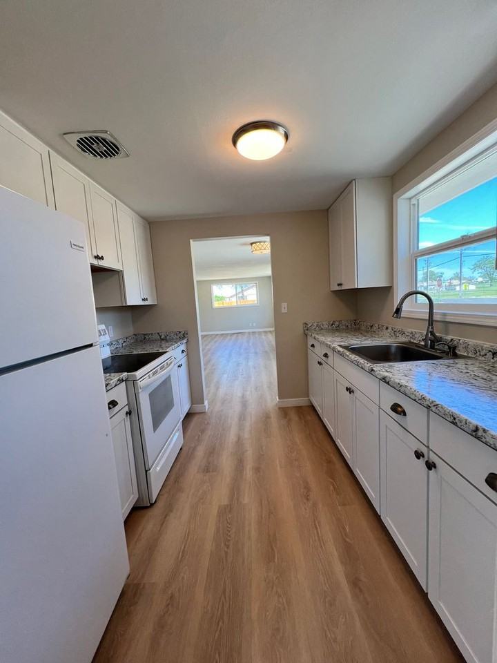 324 N Central Dr - Photo 5 of 21