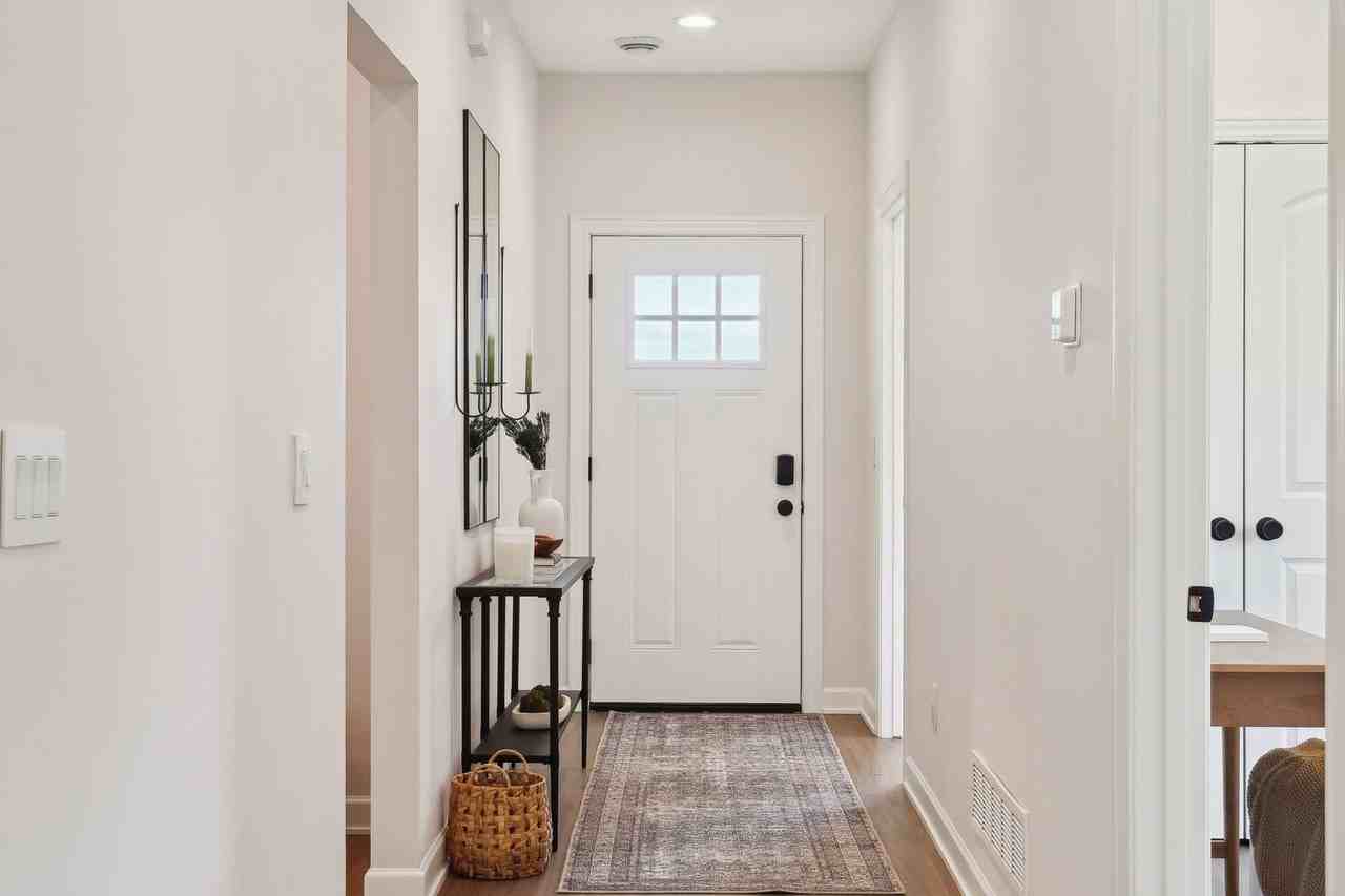 614 S Division St - Photo 4 of 38