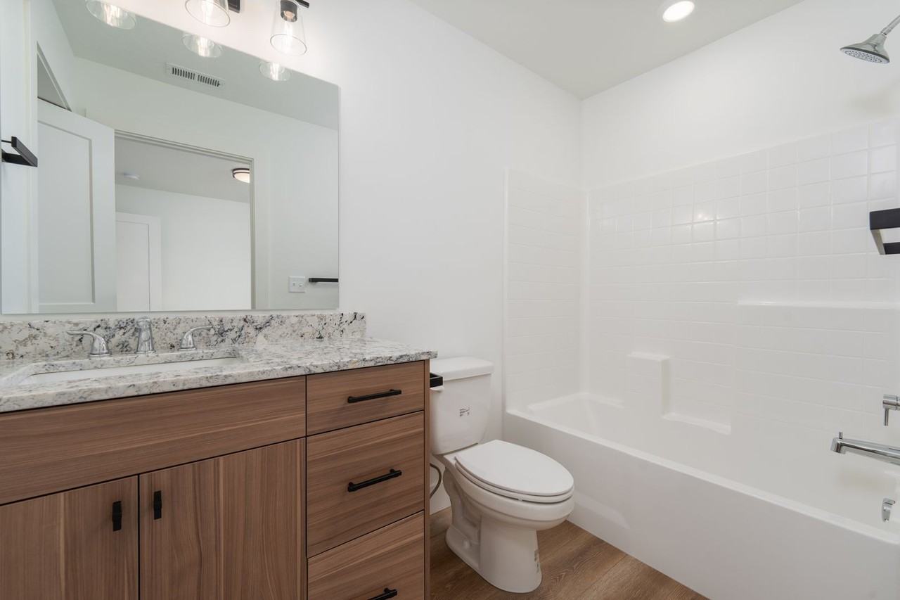 5018 E Woodward Ln - Photo 7 of 15