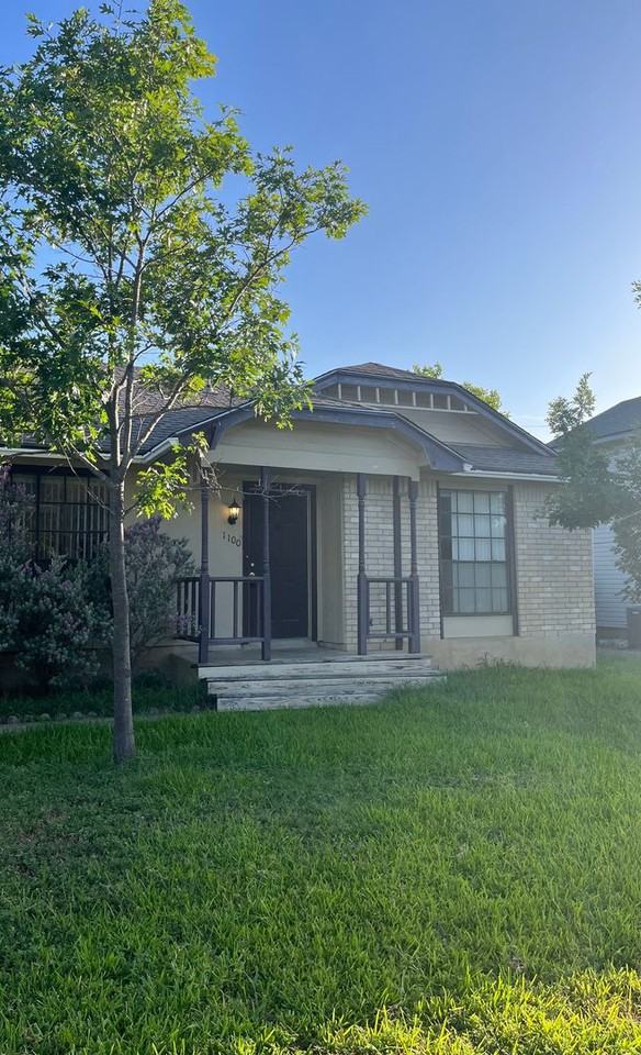 1100 Ferndale Dr - Photo 3 of 27