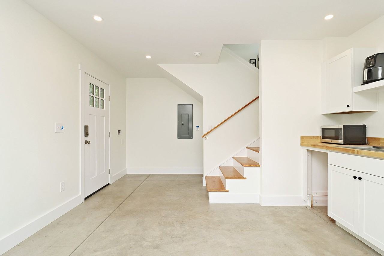 513 12th St Nw #B - Photo 3 of 13