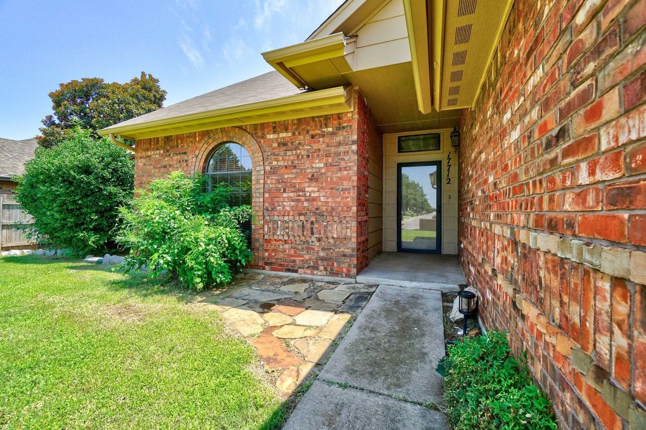 17712 Iron Ln - Photo 3 of 30