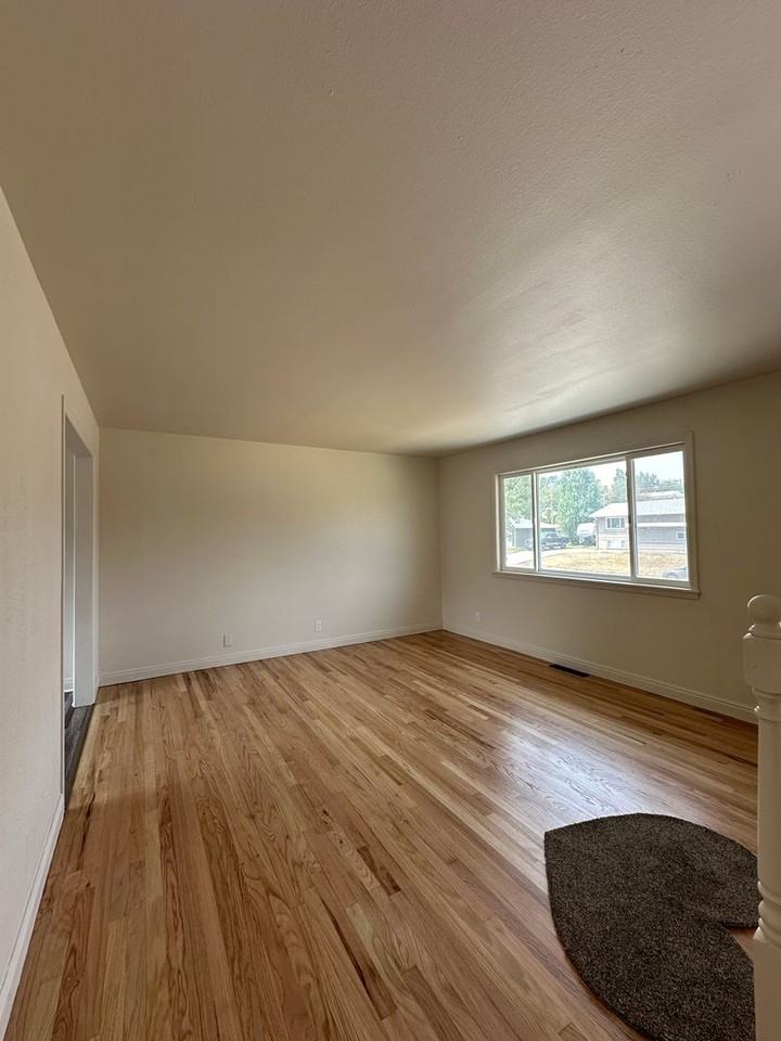 1755 Glendale Ave - Photo 2 of 19