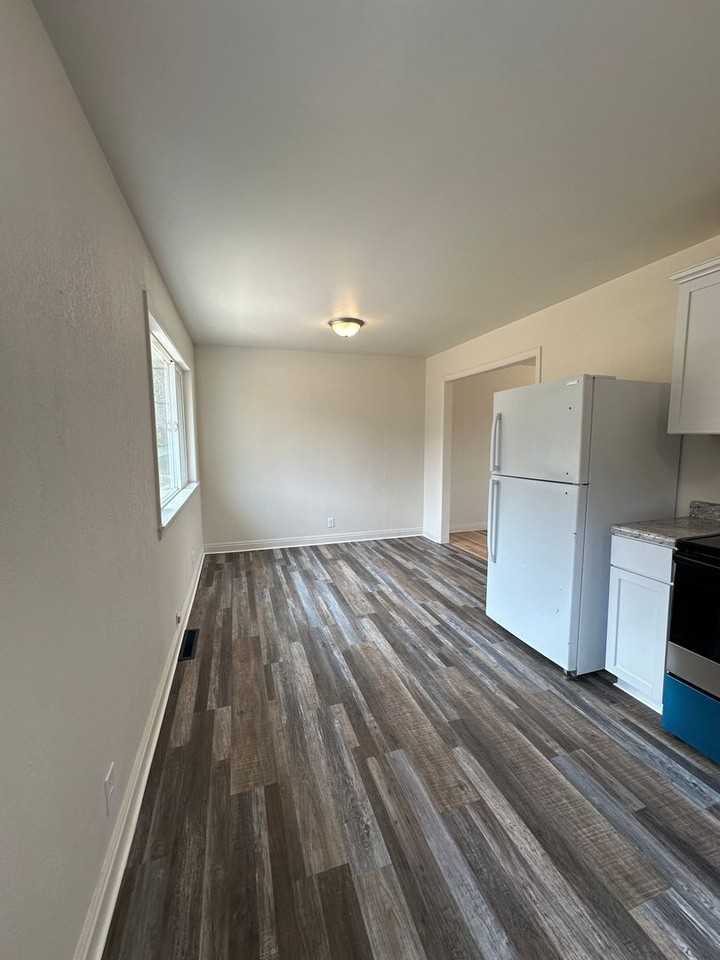 1755 Glendale Ave - Photo 4 of 19