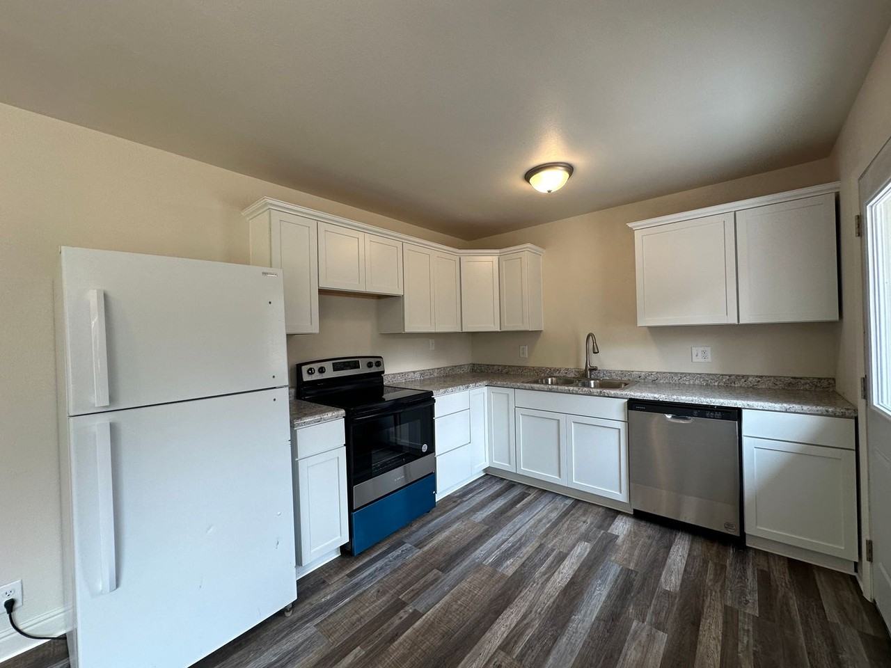1755 Glendale Ave - Photo 5 of 19