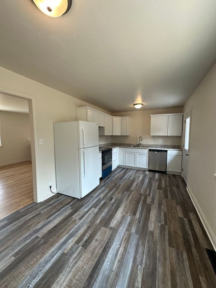 1755 Glendale Ave - Photo 6 of 19