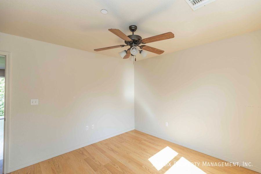 203 27th St #B - Photo 3 of 12