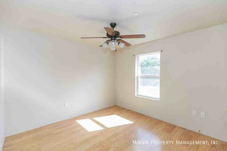 203 27th St #B - Photo 4 of 12