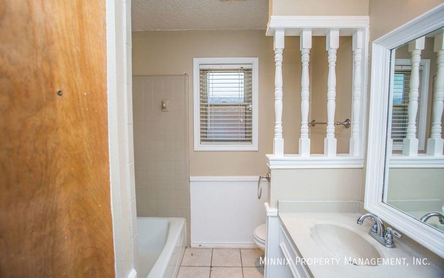 5504 73rd St - Photo 6 of 43