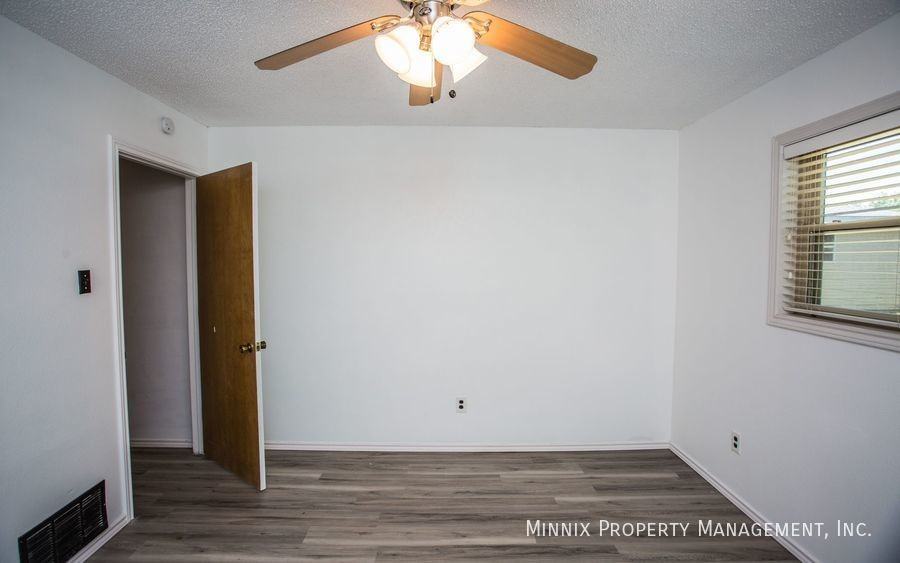 5504 73rd St - Photo 7 of 43