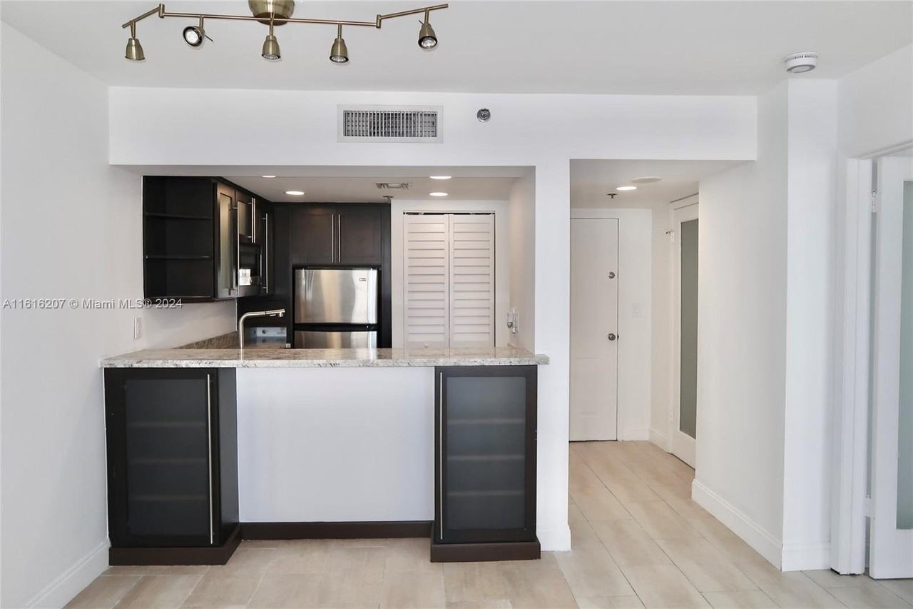 540 Brickell Key Dr #1124 - Photo 2 of 8