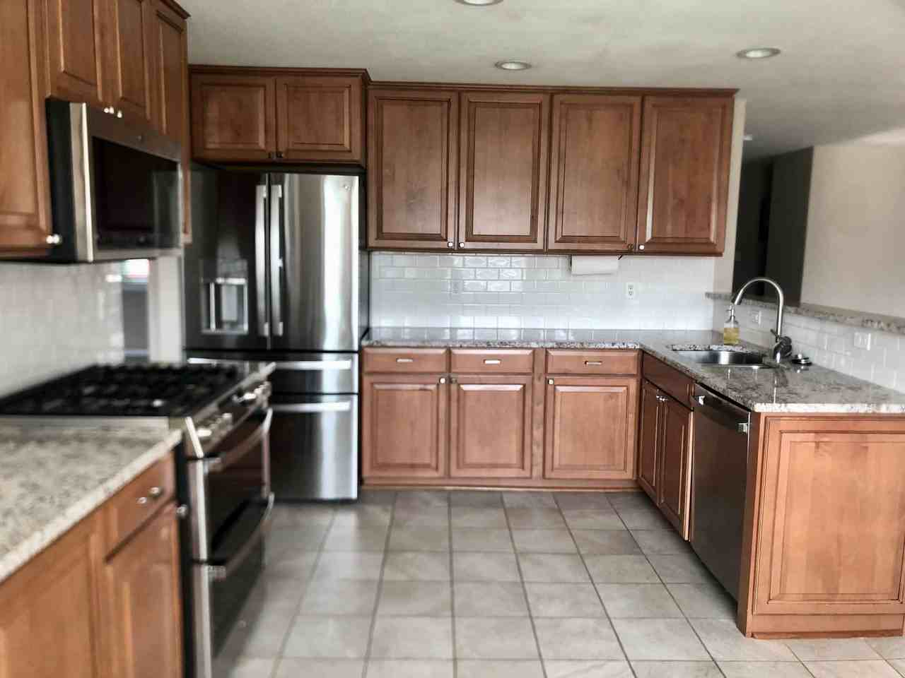 5437 Bear Ln - Photo 4 of 25