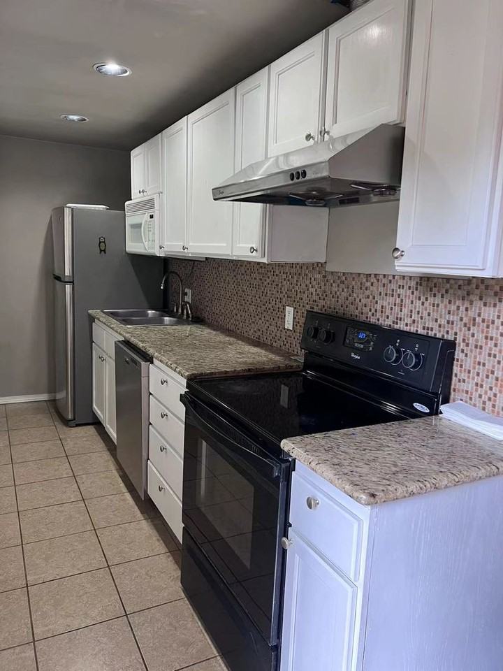 3109 Ne 133rd St - Photo 5 of 9