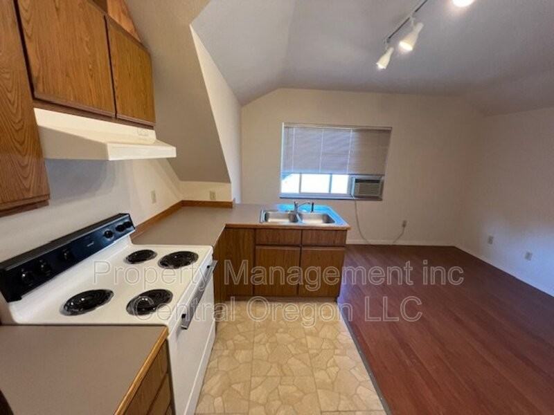354 Ne Penn Ave #3 - Photo 2 of 9