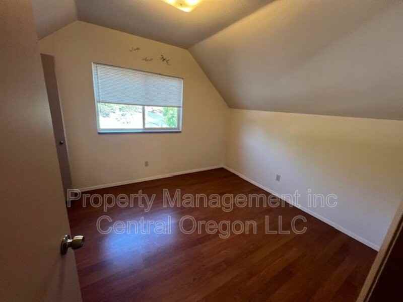 354 Ne Penn Ave #3 - Photo 6 of 9