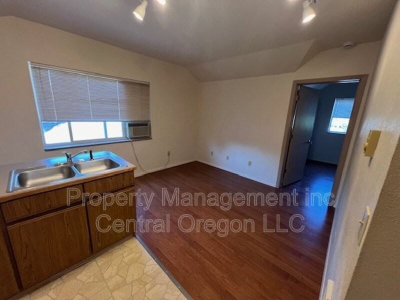 354 Ne Penn Ave #3 - Photo 7 of 9