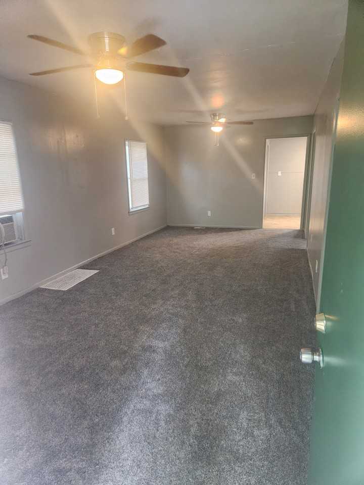 5603 E 30th Ter - Photo 3 of 5