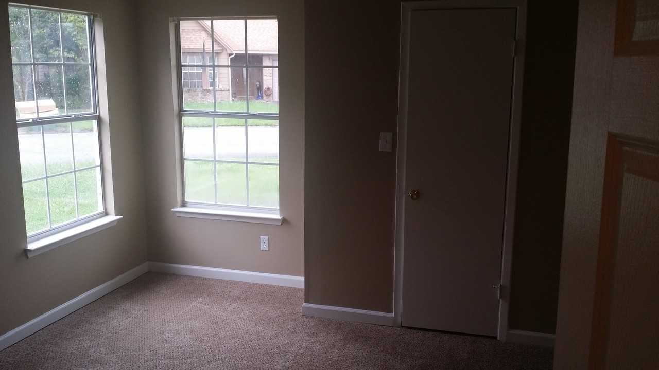 3029 Yorktown Cir - Photo 2 of 21