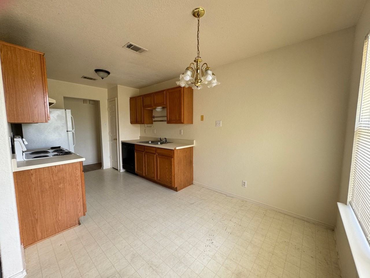 3411 Warfield Dr - Photo 7 of 16