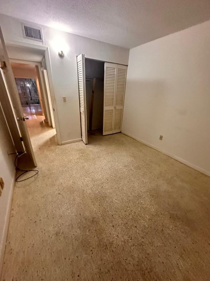 305 E Dakin Ave - Photo 5 of 10