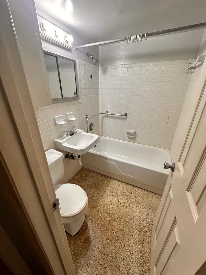 305 E Dakin Ave - Photo 7 of 10