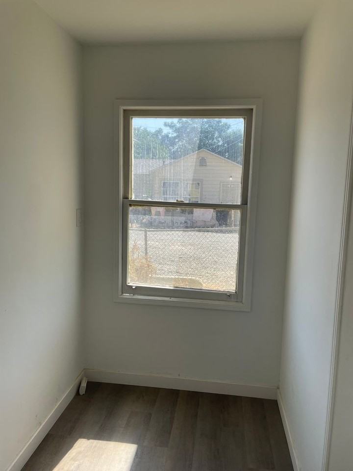 Convenient Living Awaits: Spacious Units Near Essential Amenities and Freeway Access - Photo 5 of 18