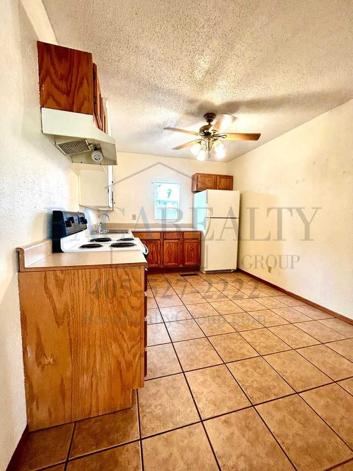 110 E Jenkins St - Photo 5 of 18