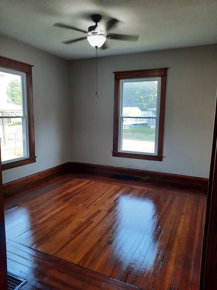 1615 Ferry St - Photo 4 of 32