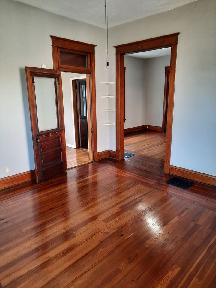 1615 Ferry St - Photo 5 of 32