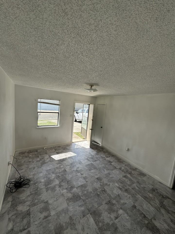 807 N 3rd St Unit B #B - Photo 3 of 12