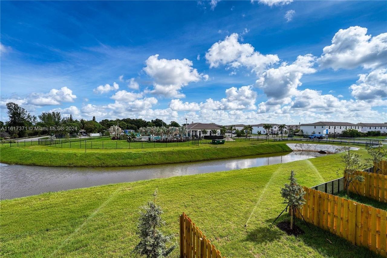 2481 Nw 124th St - Photo 2 of 8