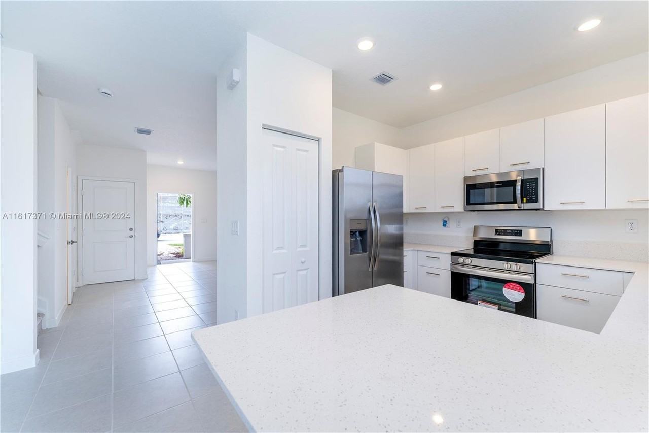 2481 Nw 124th St - Photo 3 of 8