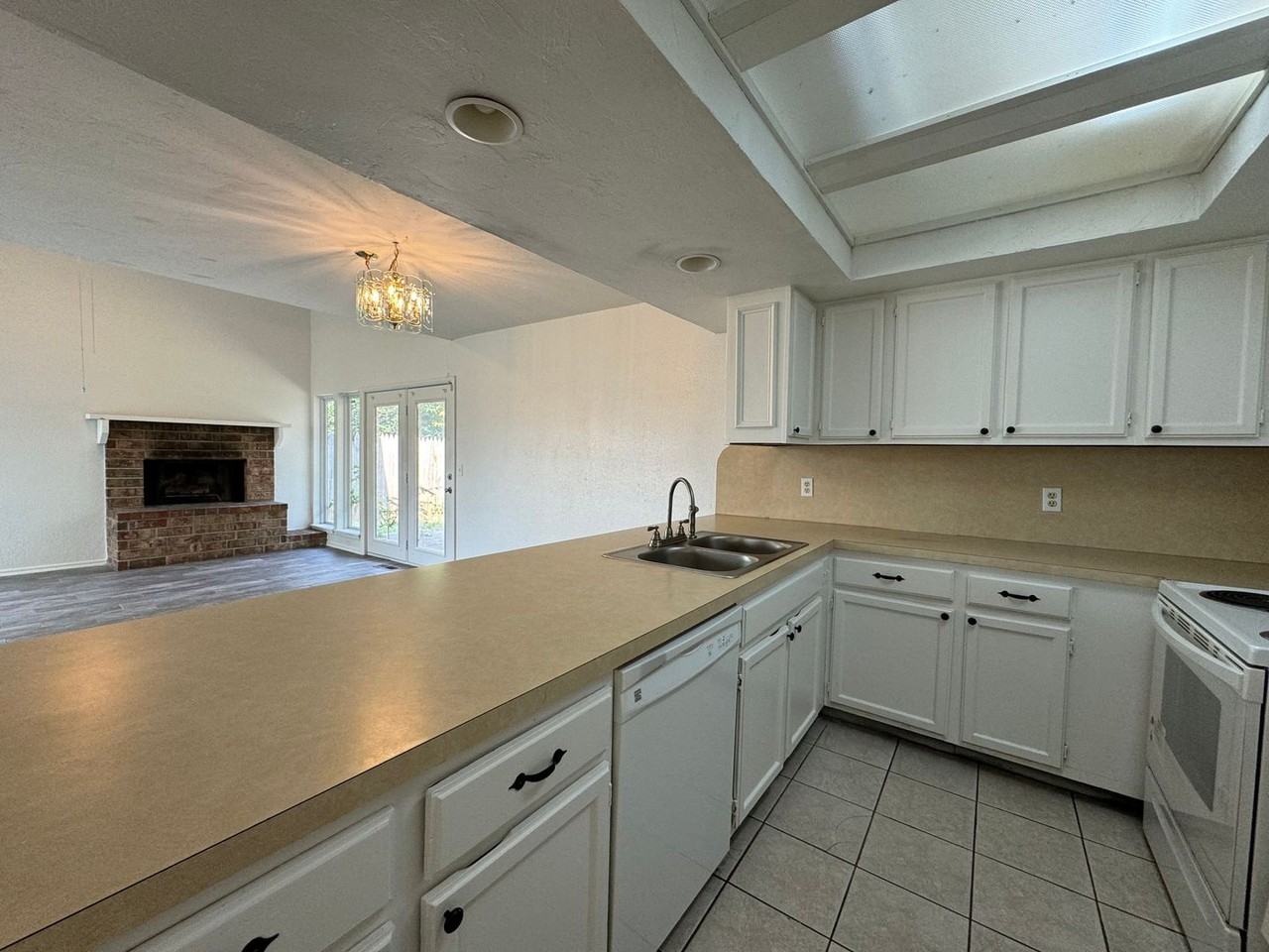 2215 Nw 117th St - Photo 6 of 16