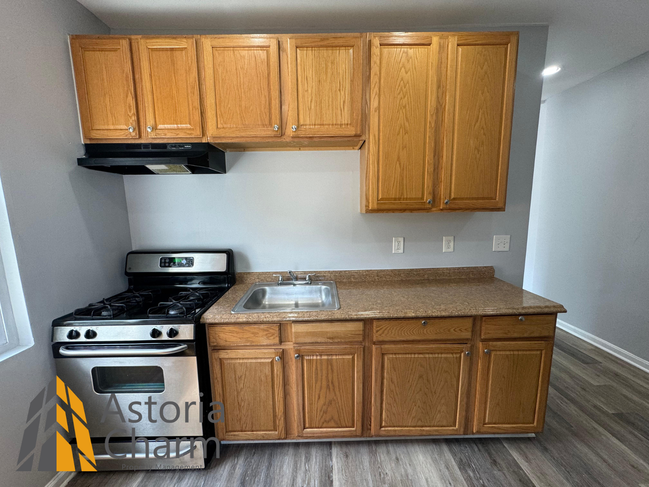 556 E 38th St - Photo 7 of 32