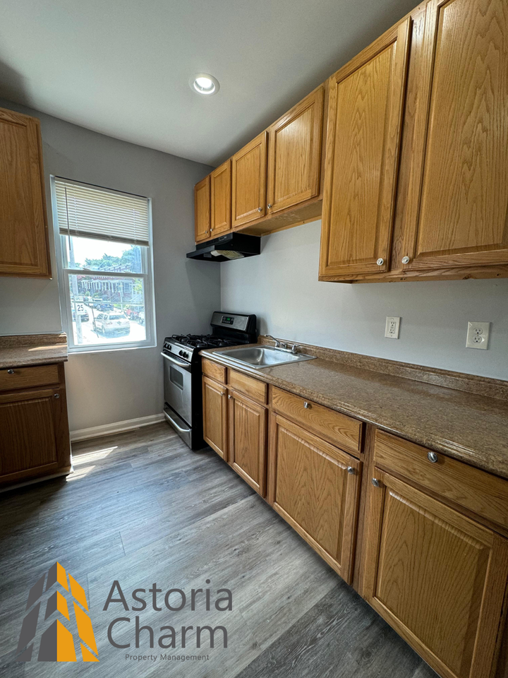 556 E 38th St - Photo 4 of 32